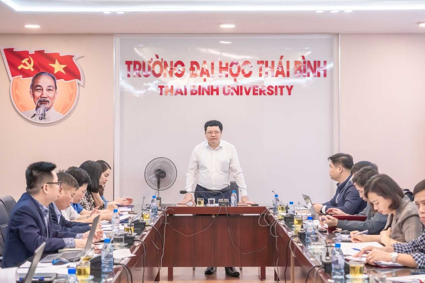 GIAO BAN TRIỂN KHAI NHIỆM VỤ TRỌNG TÂM THÁNG 11 VÀ CHUẨN BỊ CHO CÁC HOẠT ĐỘNG KỶ NIỆM 65 NĂM TRUYỀN THỐNG NHÀ TRƯỜNG